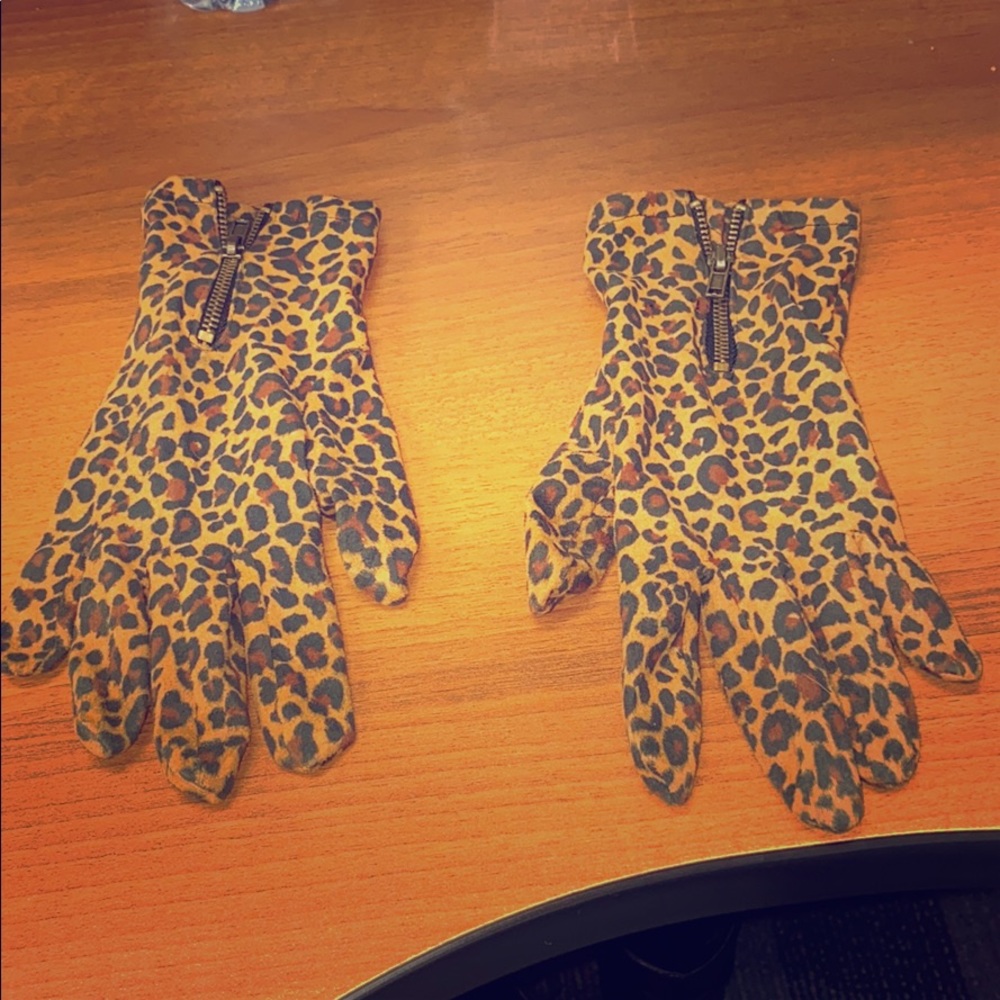 Gently worn hand gloves